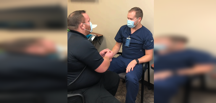 Una vacunación por COVID termina en propuesta de matrimonio: este romántico momento se volvió viral