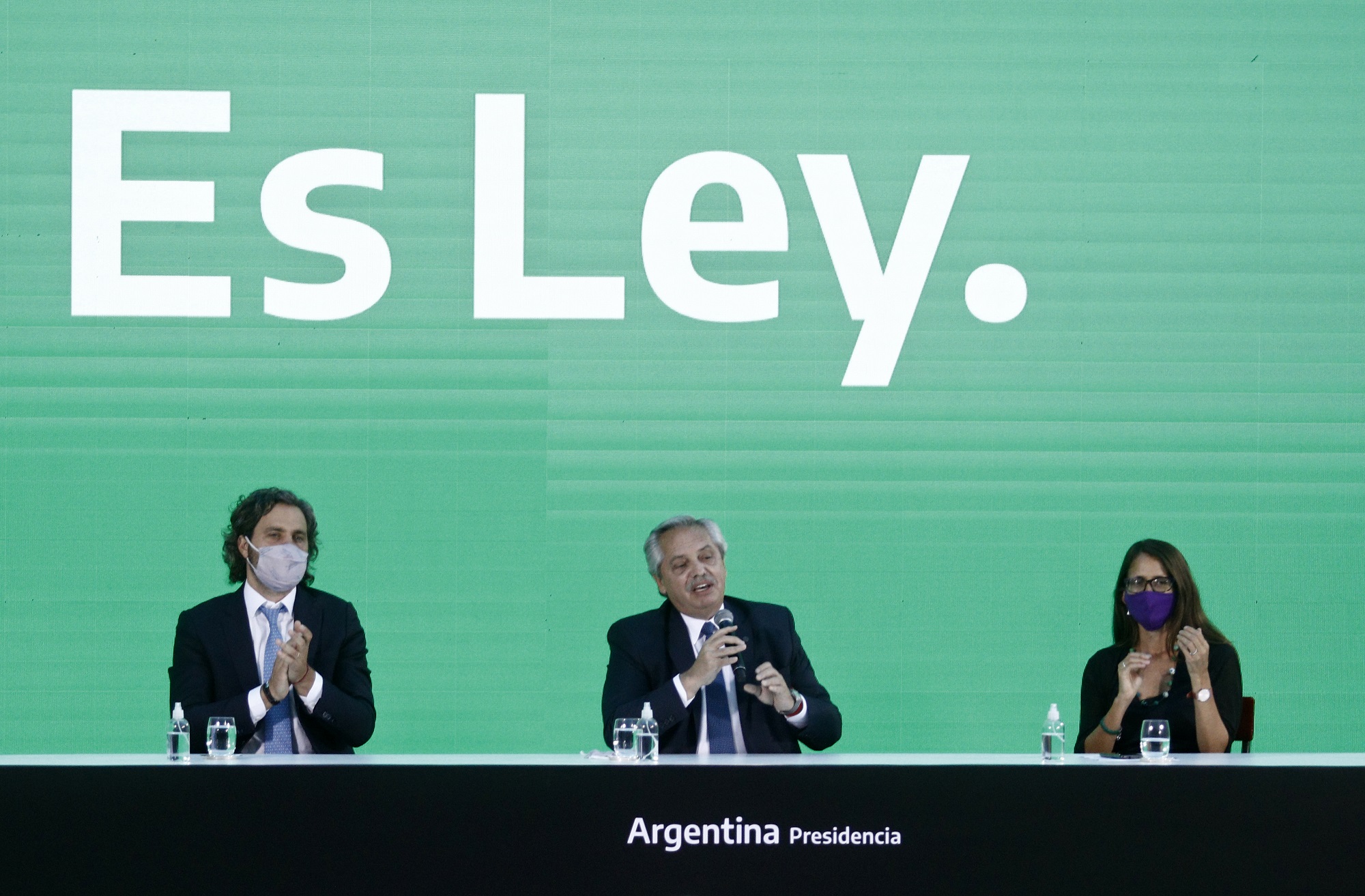 Presidente de Argentina promulga ley de aborto: permite interrumpir el embarazo hasta las 14 semanas