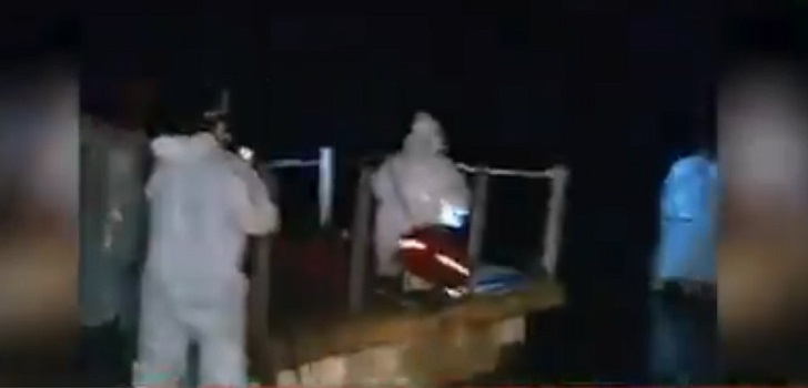 En balsa de plumavit: el indignante traslado de un hombre con COVID-19 en estado grave en Chonchi