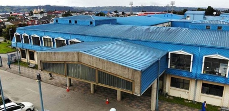 Mujer termina orinándose luego que le negaran acceso a baño en Hospital de Castro