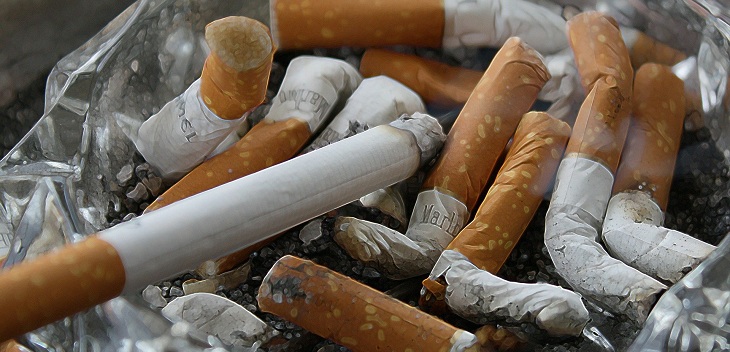 Estudio: fumadores tienen un 50% más de riesgo de desarrollar 10 síntomas de COVID-19