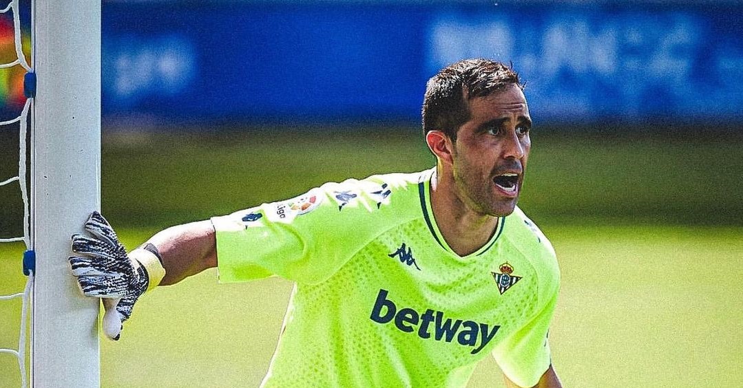 Claudio Bravo fue elegido entre los mejores arqueros de la década, según IFFHS