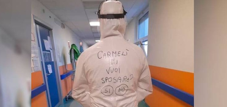 La romántica petición de matrimonio que hizo enfermero de la primera línea contra el COVID en Italia