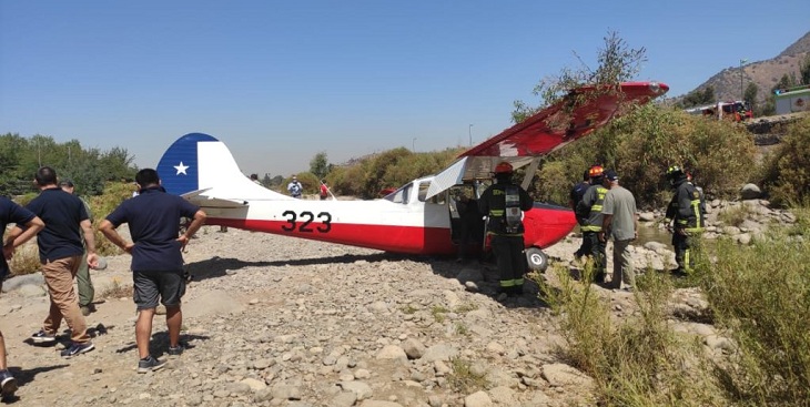 Avión de la FACh realizó aterrizaje de emergencia en el lecho del río Mapocho en Vitacura