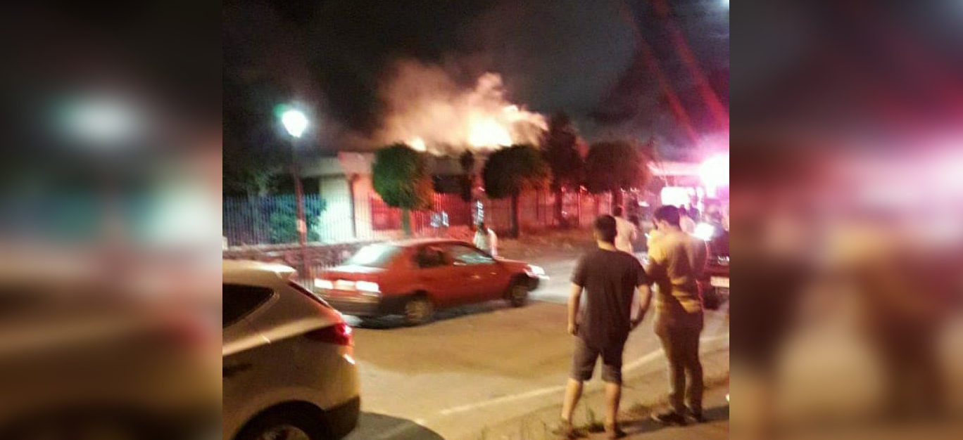 Incendio en escuela de Chiguayante causado por pirotecnia dejó 2 bomberos lesionados y 90% de daños