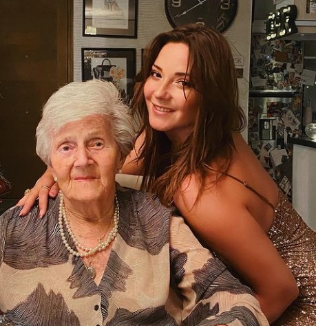 Kel Calderón y abuela