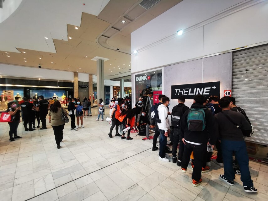 Aglomeración en mall plaza vespucio por zapatillas