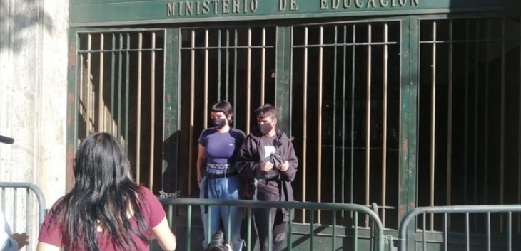 Secundarios protestan afuera del Mineduc por Prueba de Transición: camarógrafo de CNN fue detenido