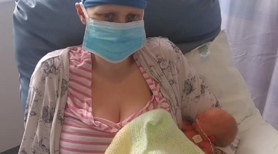 Mujer embarazada con cáncer rechazó quimioterapias para salvar la vida de hijo: le quedarían 2 años