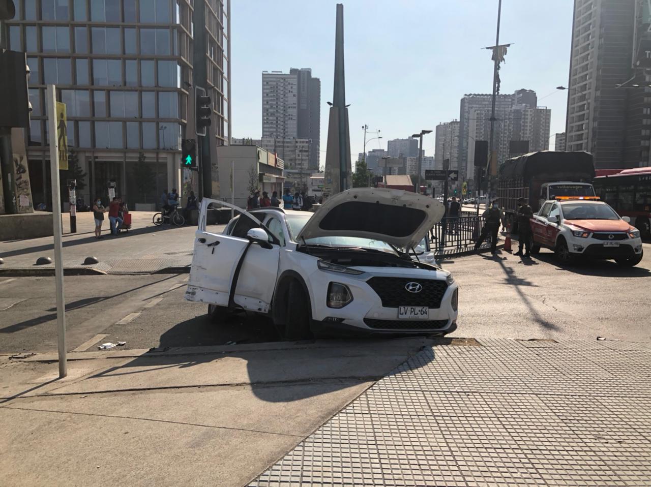 Mujer muere al caer de vehículo en movimiento en Estación Central: conductor luego colisionó a taxi