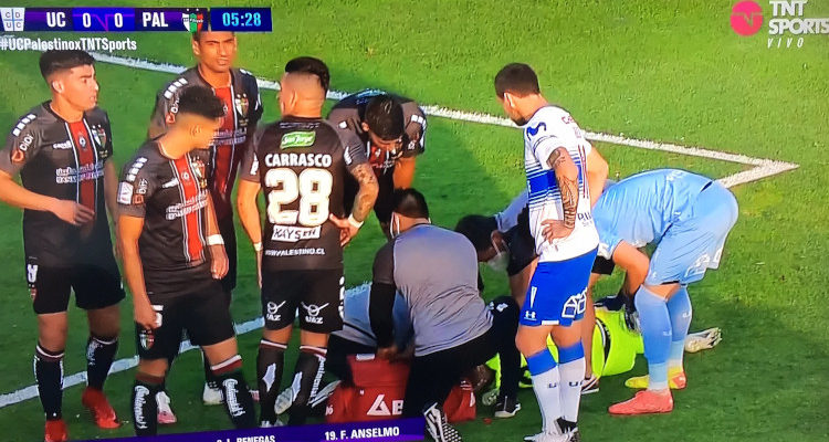 Arquero de Palestino recibió brutal rodillazo en el rostro en partido contra la UC: perdió 3 dientes