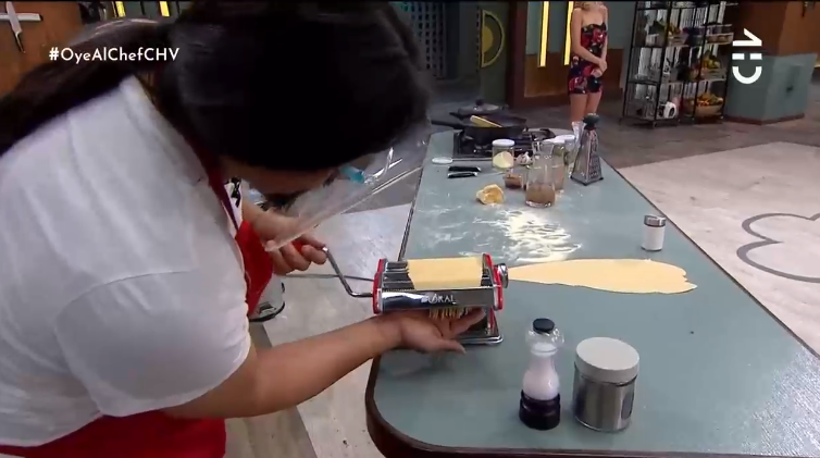 'Coca' Mendoza y Pamela Leiva sufrieron con un enemigo común en 'Oye al Chef': una máquina de pastas