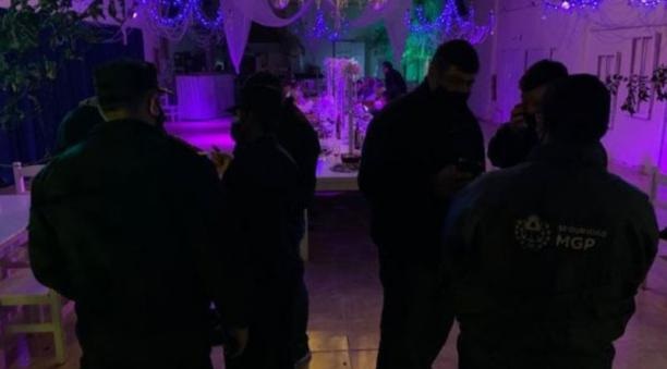 Policías argentinos fiscalizaron fiesta swinger: entusiastas parejas los confundieron con strippers