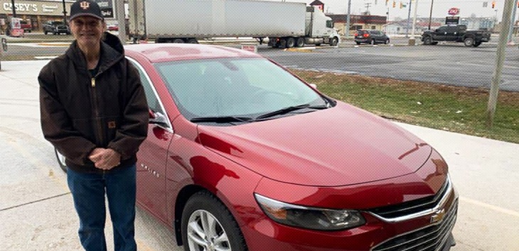 Trabajador reparte pizzas hace 31 años y clientes lo premiaron con millonaria propina: un auto 0 kms