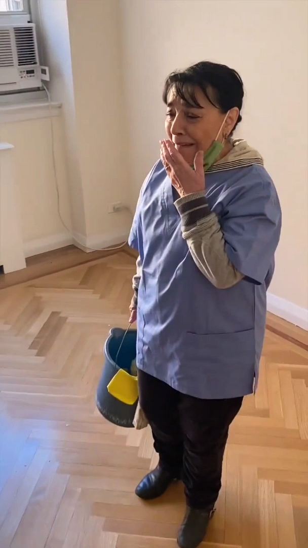 Mujer es sorprendida con nuevo hogar para poder vivir, luego de crisis económica.