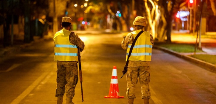 ¿Por qué el toque de queda fue firmado por el Minsal y no por Piñera o el jefe de Defensa?