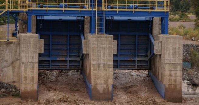 Podría haber racionamiento de agua en la RM: ríos Maipo y Mapocho registran turbiedades históricas