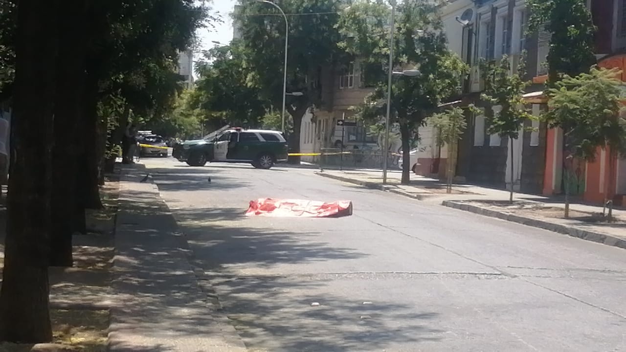 Un muerto por duelo con cuchillos en Santiago: hombre agrede a dueño de casa, pero termina apuñalado