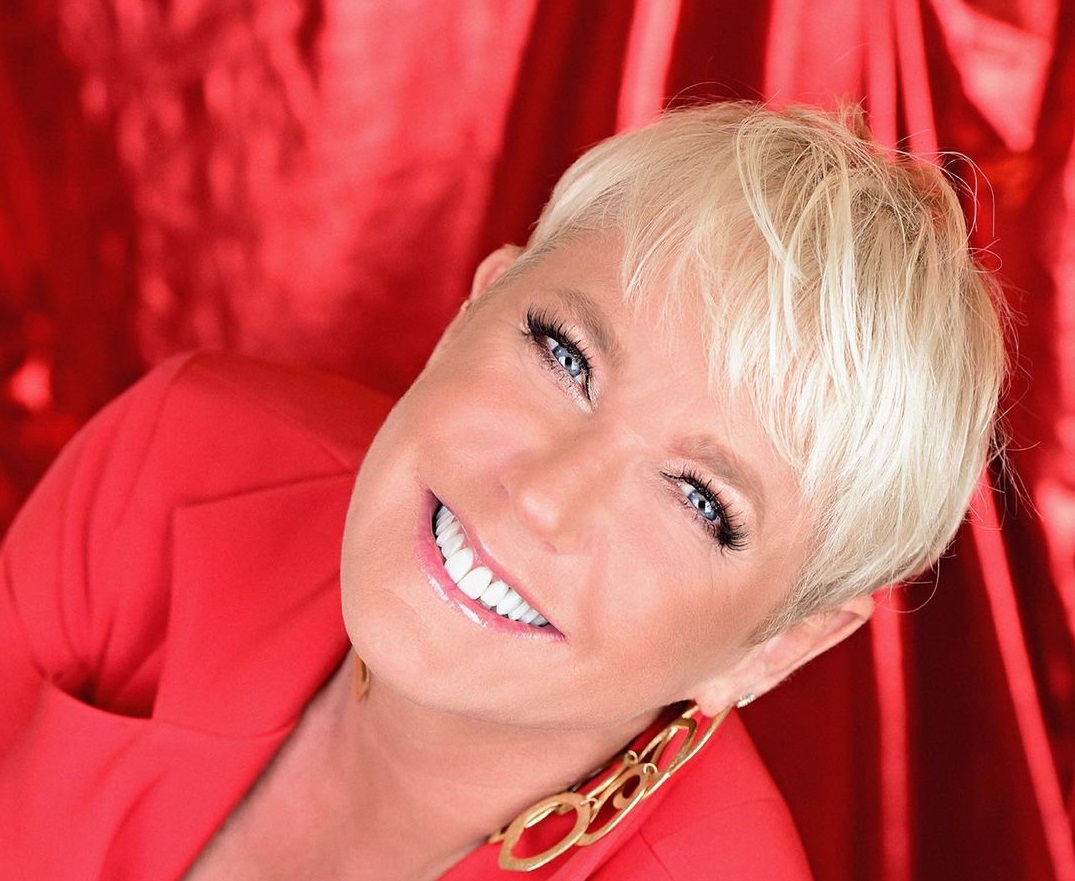 Tiene loros, selva en medio del living, 2 piscinas y spa: la lujosa casa de Xuxa que mostró en TV