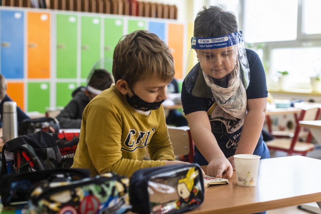 Estudio refuta dichos del ministro Paris: niños son los que más contagian el COVID-19 en el hogar