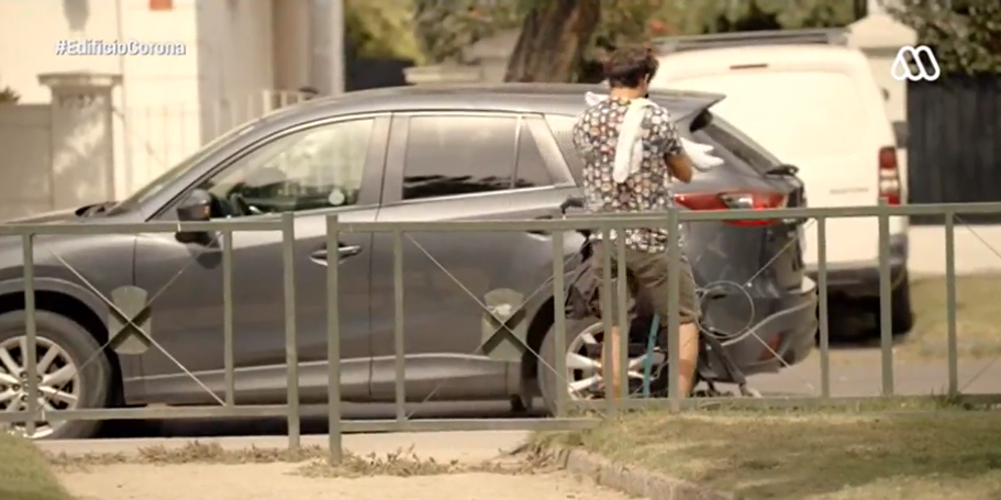 Escena de Miguel en Edificio Corona