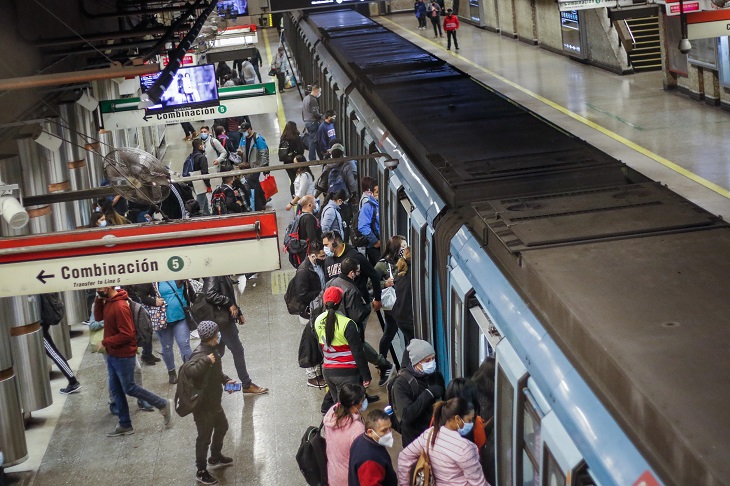 Por cambio en toque de queda, Metro de Santiago informó nuevo horario de funcionamiento