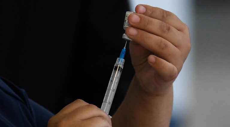 Estudio reveló que vacunas Sinovac y Pfizer son eficaces contra cepa brasileña de COVID-19