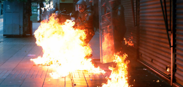 Formalizan y envían a prisión preventiva a ingeniero que habría quemado furgón policial en Santiago