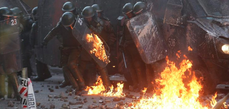 Gobierno ingresó querellas criminales contra hermanos y hombre por lanzar molotovs en Santiago