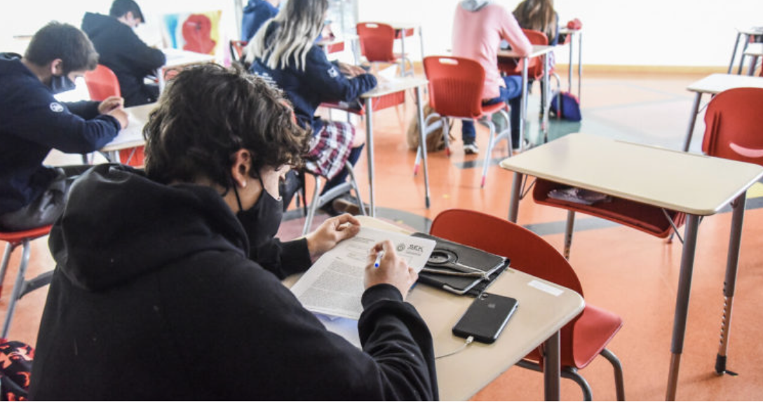 Mineduc adelantó que 3.300 colegios volverán el lunes con la opción de clases presenciales