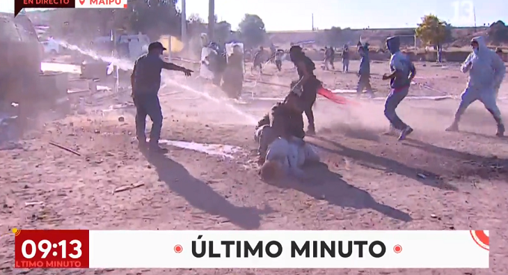 Mujer embarazada se desmayó en Bienvenidos durante desalojo de Carabineros: periodista debió ayudar