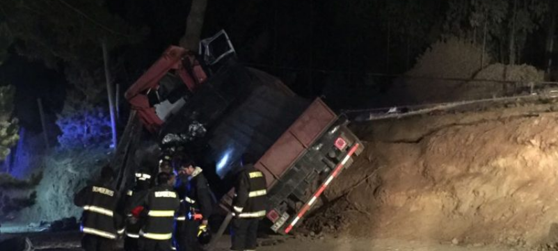 Bus con trabajadores vuelca en sector sur oriente de Calama