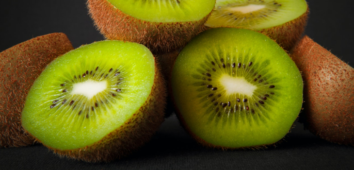 Desde evitar resfriados hasta ayudar a la digestión: los beneficios del kiwi que deberías conocer