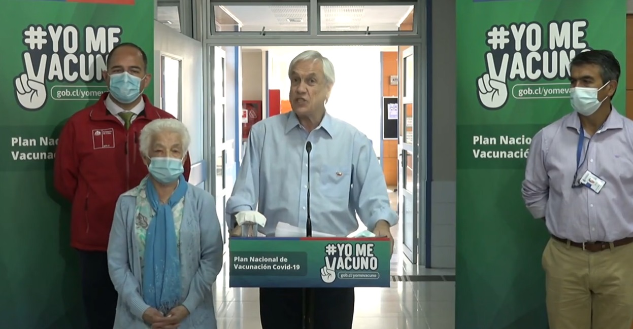 Piñera inició proceso de vacunación masiva desde Futrono: mujer de 93 años fue la primera inoculada