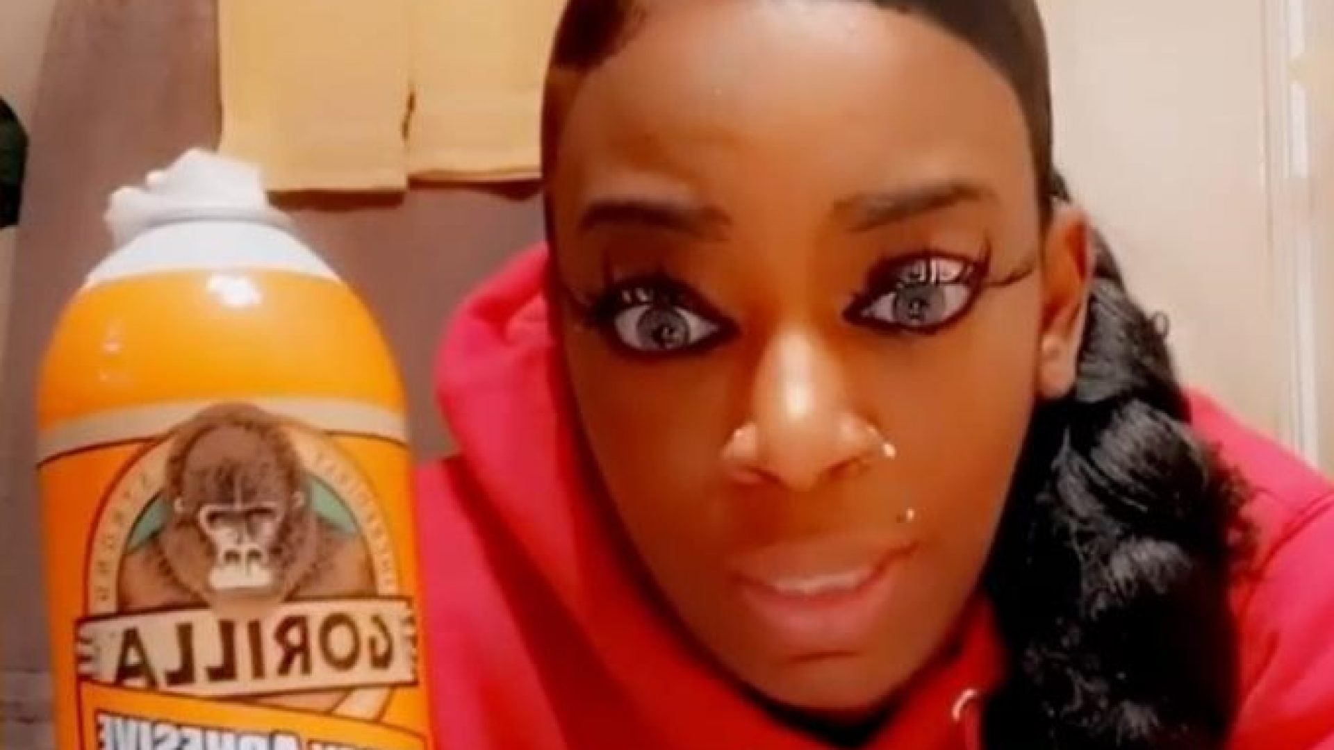 Tessica Brown, la tiktoker que se hizo viral tras peinarse con pegamento: pidió ayuda en internet