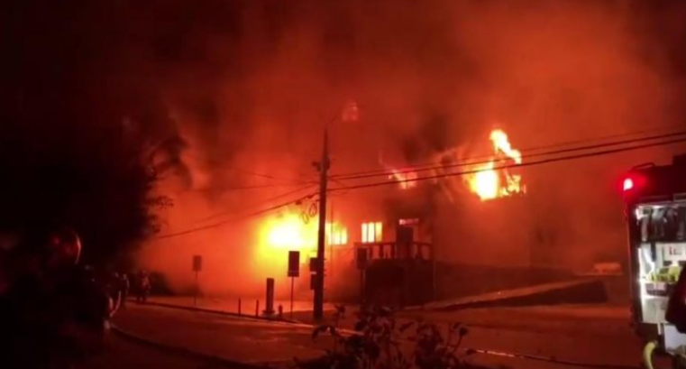 Reportan ataque incendiario en contra del municipio de Panguipulli tras muerte de malabarista