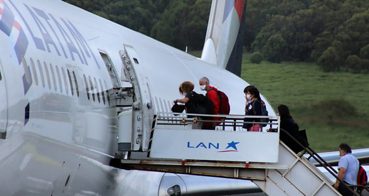 Postergan vuelo de pasajeros hacia Rapa Nui: habitantes piden que sólo lleguen nativos de la isla