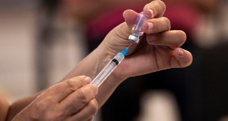 Piñera anuncia adelanto de vacunación para profesores y personal de educación para el próximo lunes