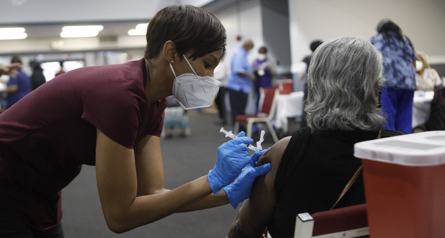 Mujeres jóvenes en Estados Unidos se vistieron para parecer mayores de 65: querían obtener la vacuna