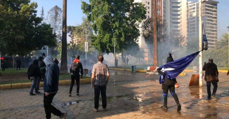 Serios incidentes en Plaza Ñuñoa por manifestación tras muerte de malabarista: al menos un detenido