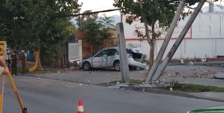 Carabinero murió tras chocar con postes y un muro en La Florida: auto quedó incrustado en pandereta