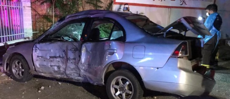 Carabinero murió tras chocar con postes y un muro en La Florida: auto quedó incrustado en pandereta