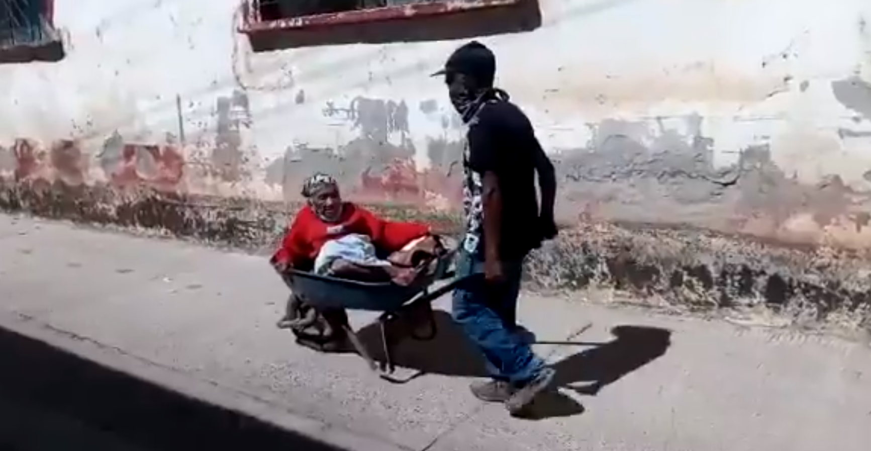 Potente imagen: hijo lleva a su mamá en carretilla para ser vacunada contra el COVID en México