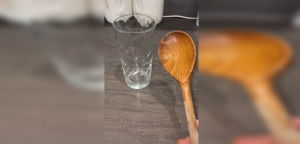 Pensarás en cambiar la tuya: viral muestra la suciedad que acumulan las cucharas de madera