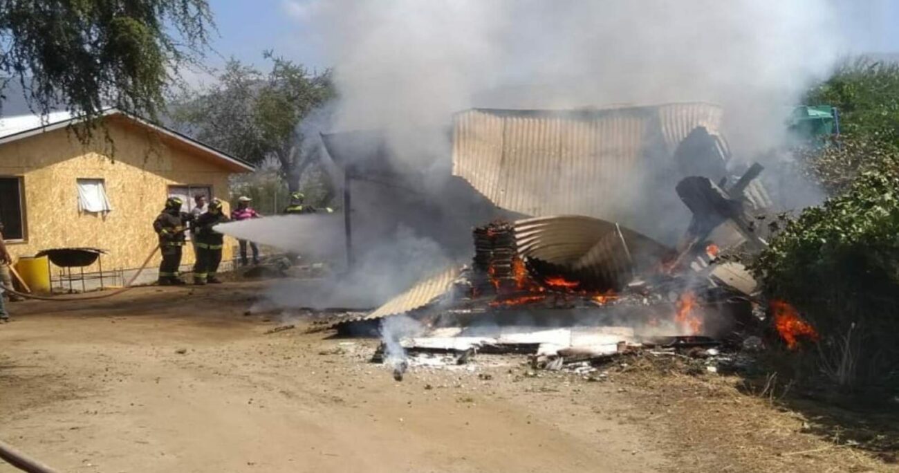 Avioneta cae sobre una vivienda en Curacaví y provoca incendio en el lugar: piloto terminó lesionado