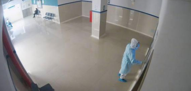 Policía se vistió de médico para ver a su padre internado por COVID-19: lo encontró muerto