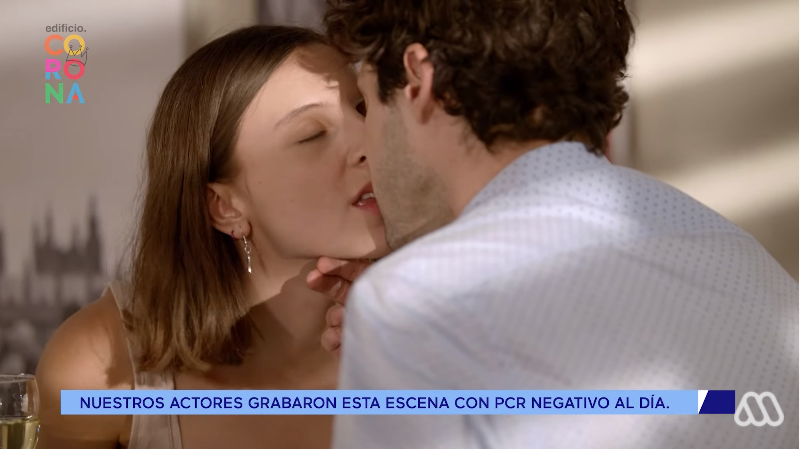 Beso de Catalina y Julián en Edificio Corona