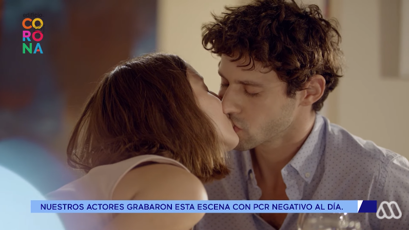 Beso de Catalina y Julián en Edificio Corona