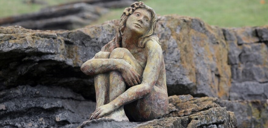 El misterio de la estatua que apareció en una playa de Argentina: nadie sabe quién la puso ahí