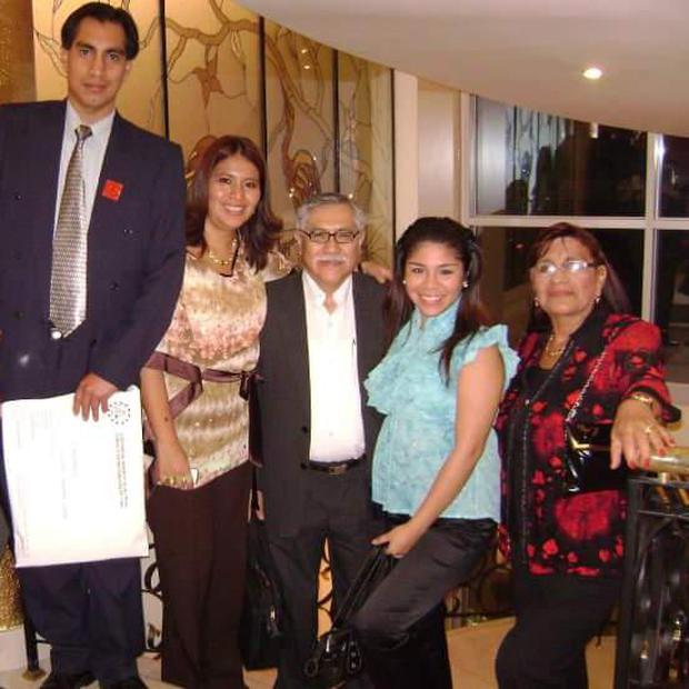 Jorge Gavelán junto a su familia | El Comercio